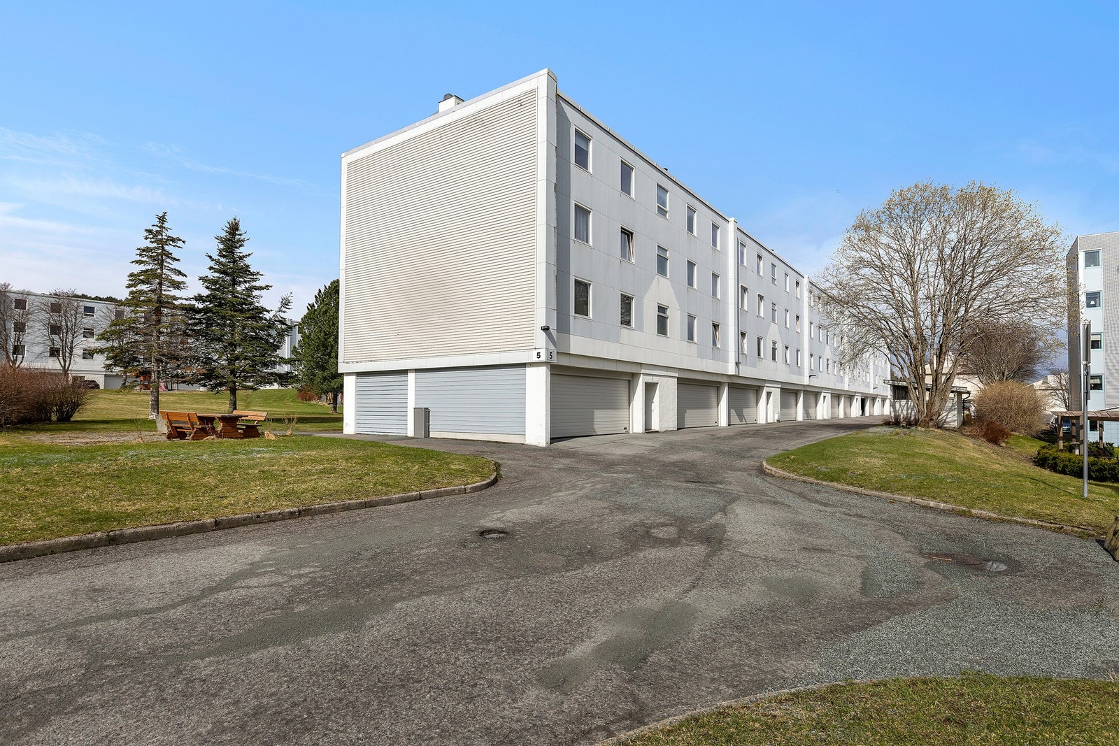 Leiligheten disponerer en garasjeplass i byggets sokkeletasje. Galleribilde