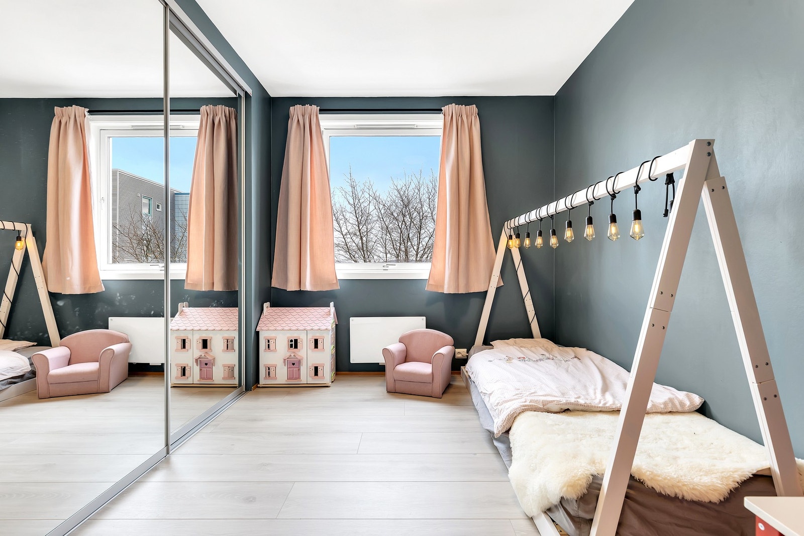 Leilighetens andre soverom er 7,5 kvm med klesoppbevaring i en stor skyvedørsgarderobe. Galleribilde