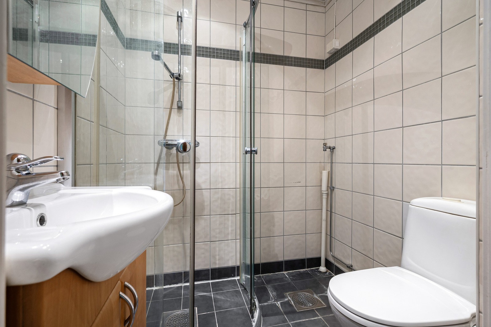 Bad med opplegg for vaskemaskin, men sameiet har også tilbud av fellesvaskeri. Galleribilde