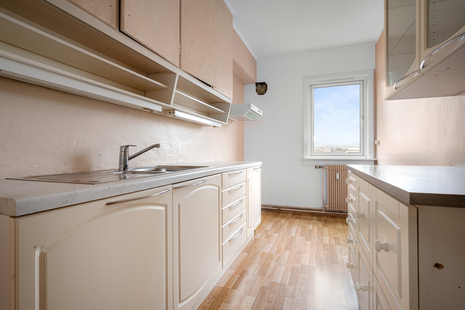 Kjøkken med eldre innredning og kullfilterventilator. Galleribilde