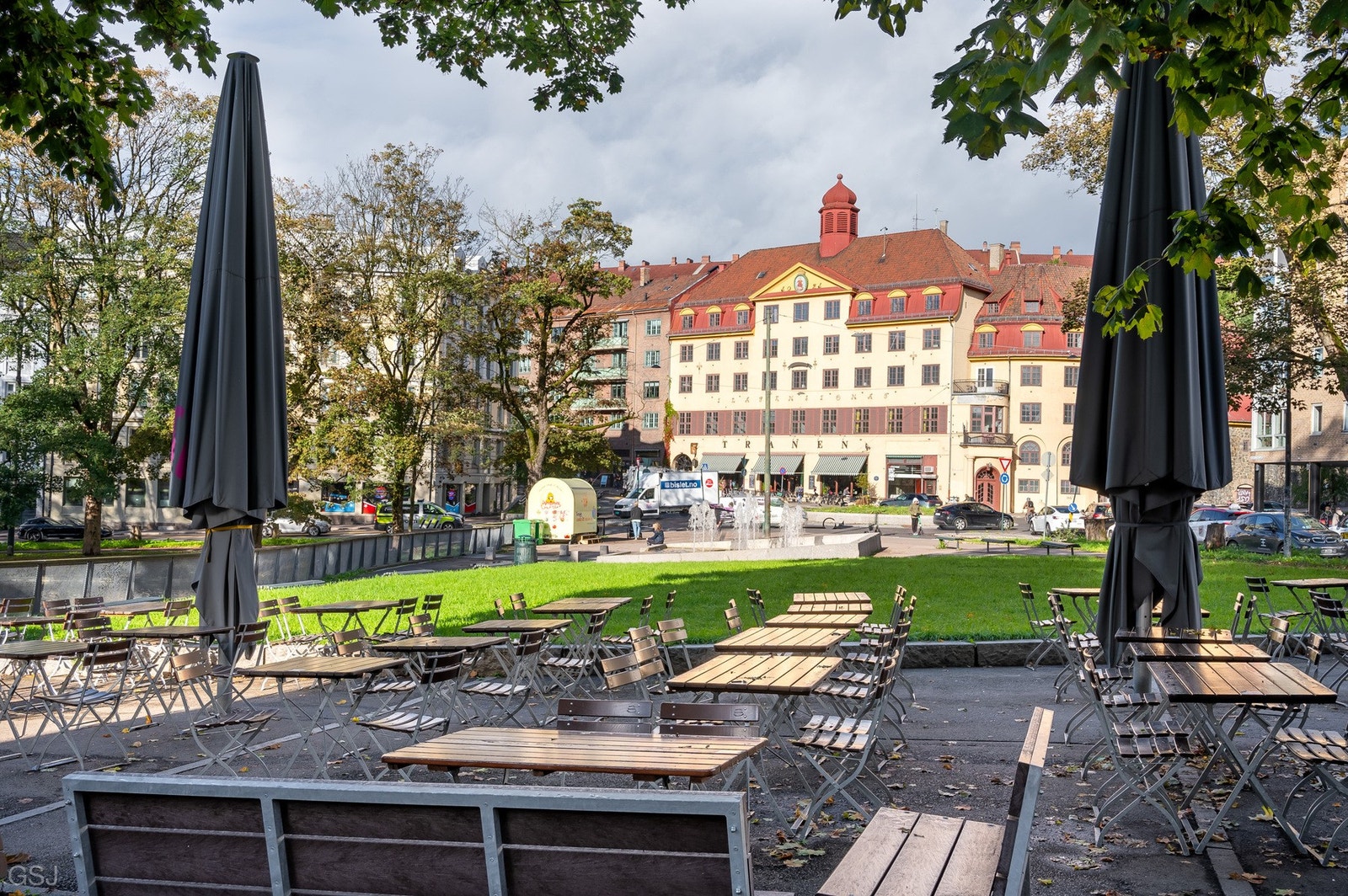 Nærområde med både grønne parker og restauranttilbud. Galleribilde