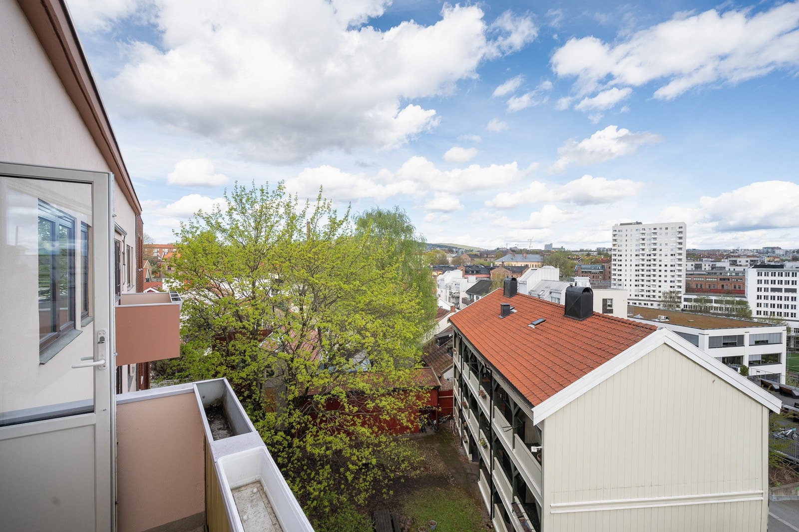 Her bor du høyt, fritt og uforstyrret i en rolig gate med sentral beliggenhet. Galleribilde