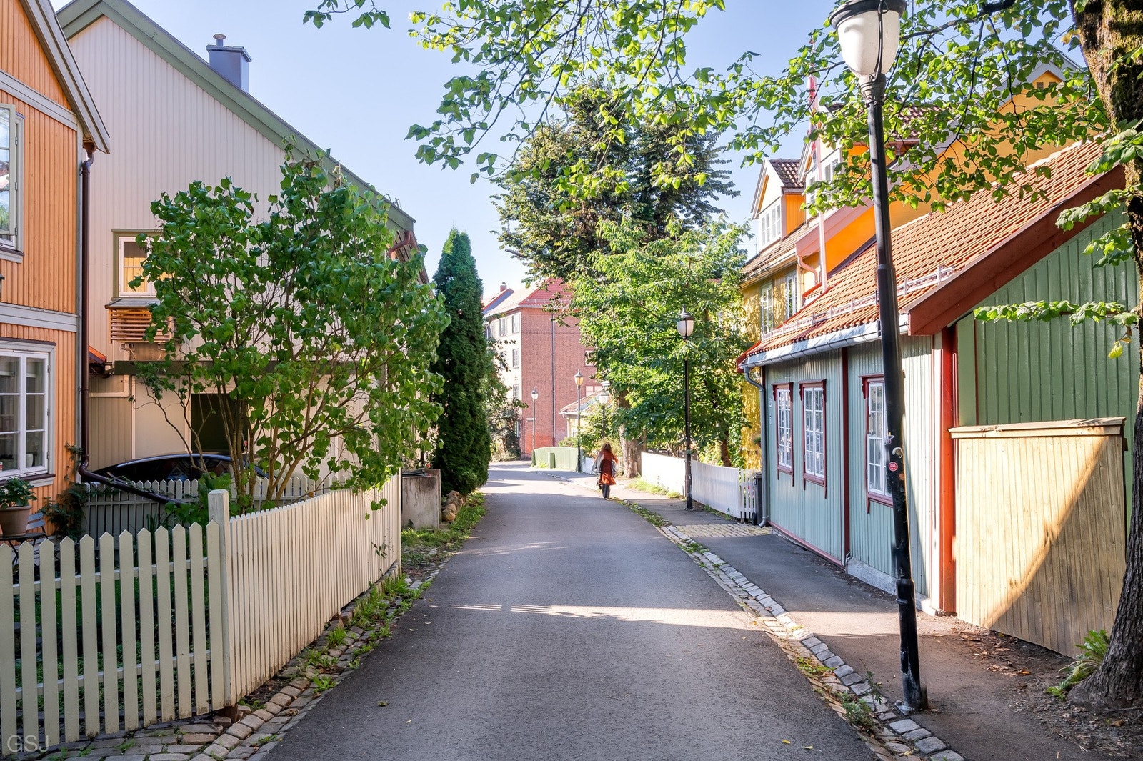 Boligen ligger i en gate med penere trehusbebyggelse og sjarm. Galleribilde