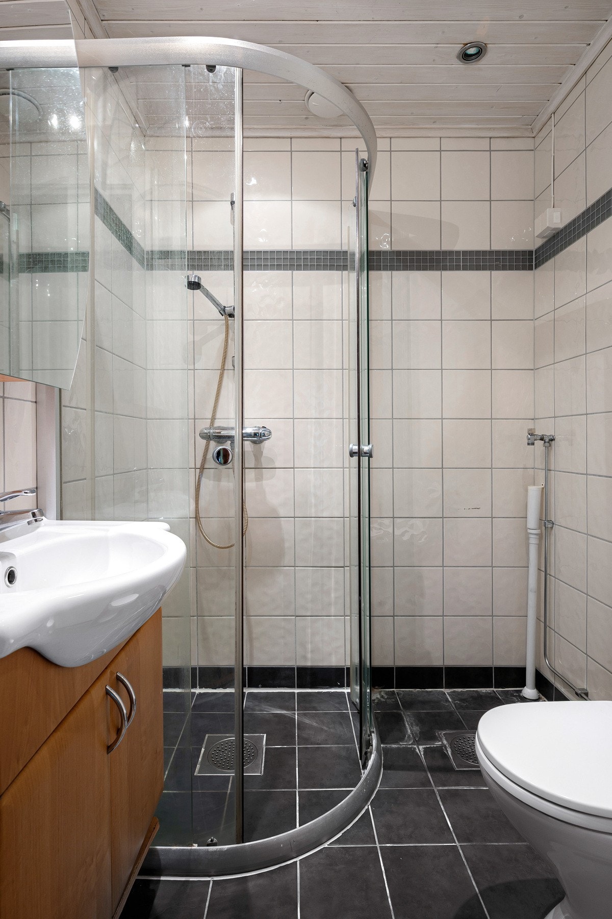 Baderom fra 2005, pusset opp i regi av borettslaget. Renovering bør påregnes. Galleribilde