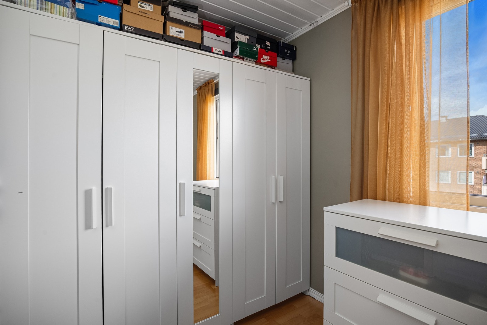 Godt med oppbevaringsplass i garderobeskap. Galleribilde