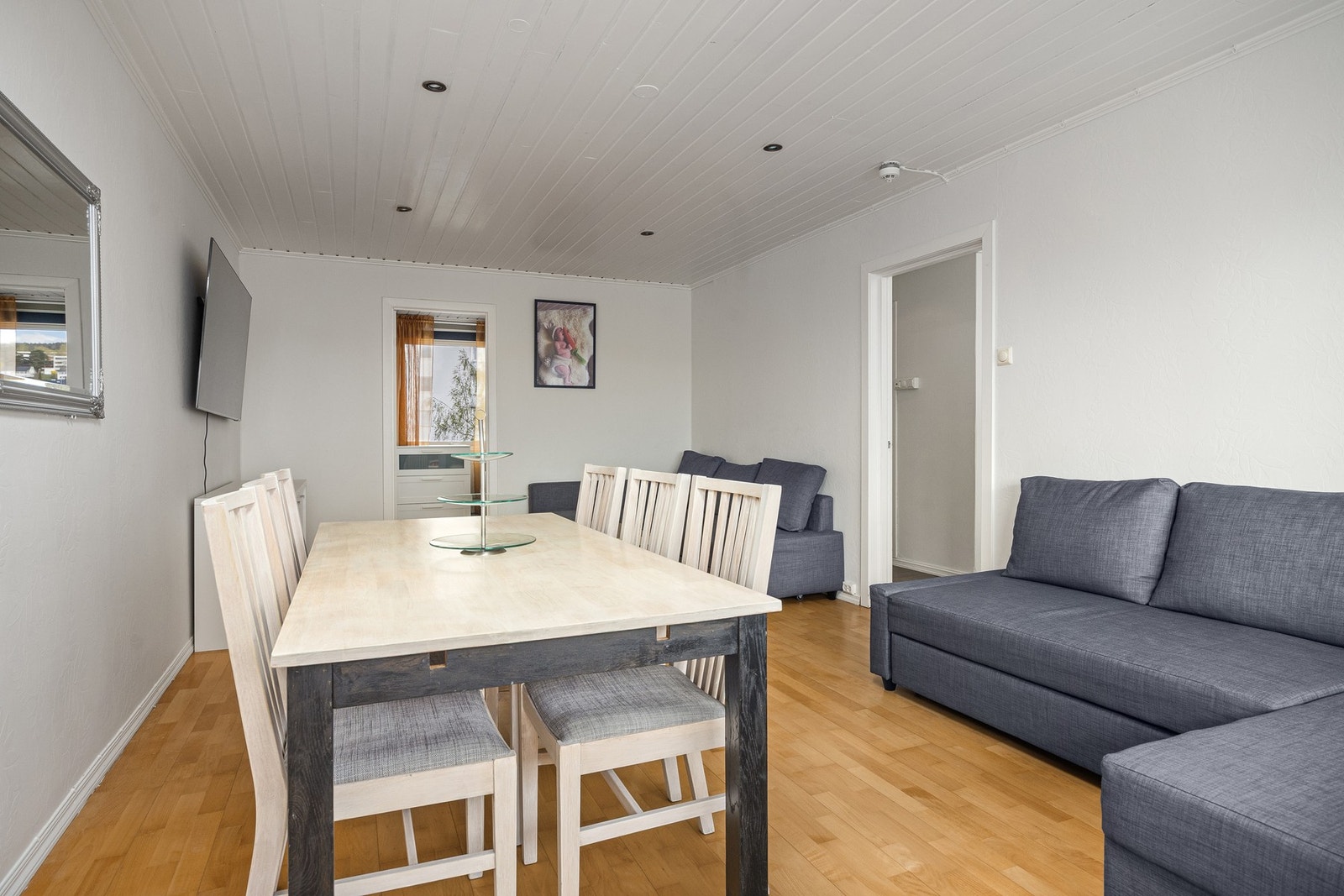 Stuen har gode møbleringsmuligheter med god plass til både spisebord og sofagruppe. Galleribilde