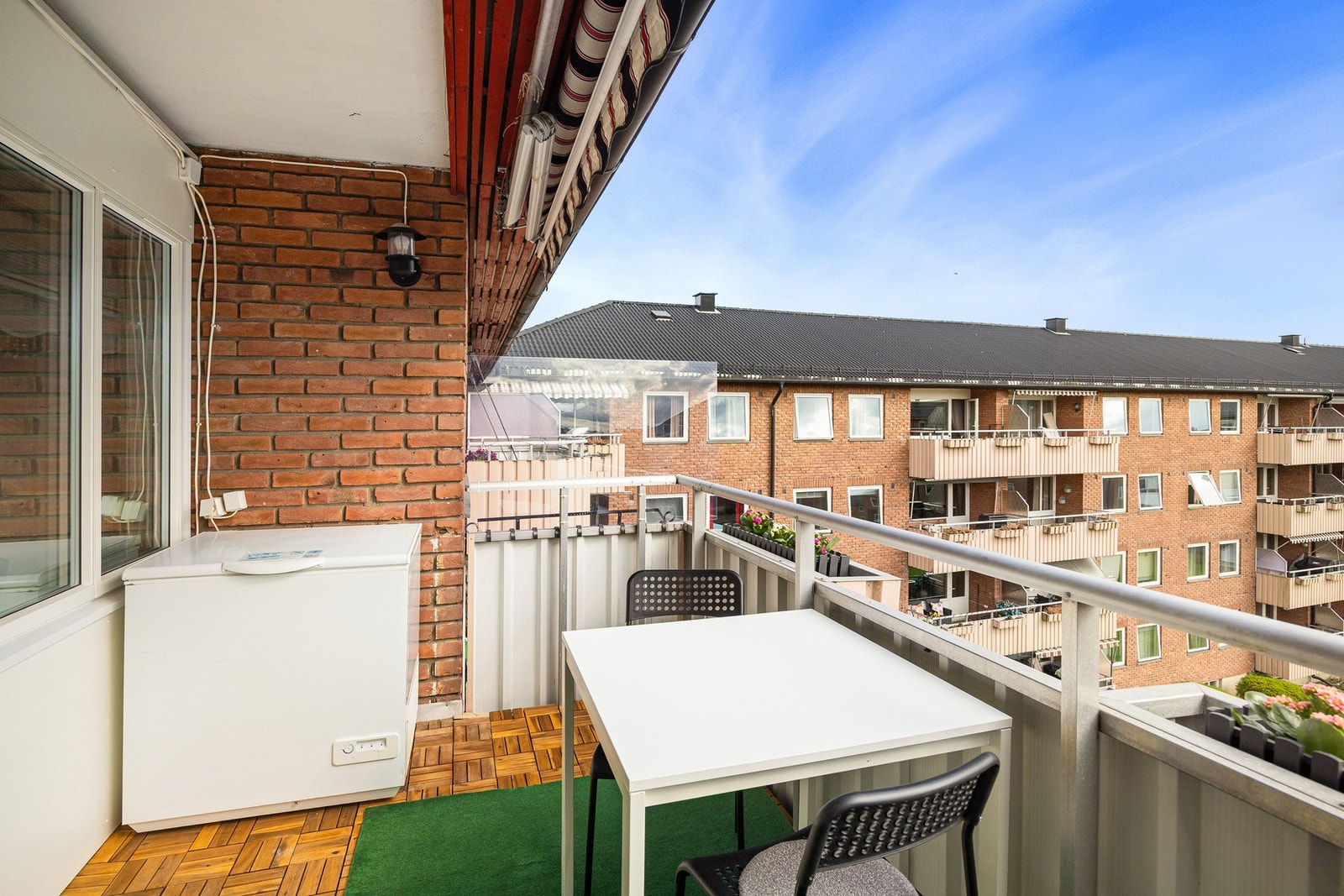 Romslig balkong på 7 kvm med god plass til utemøblement og grill. Galleribilde