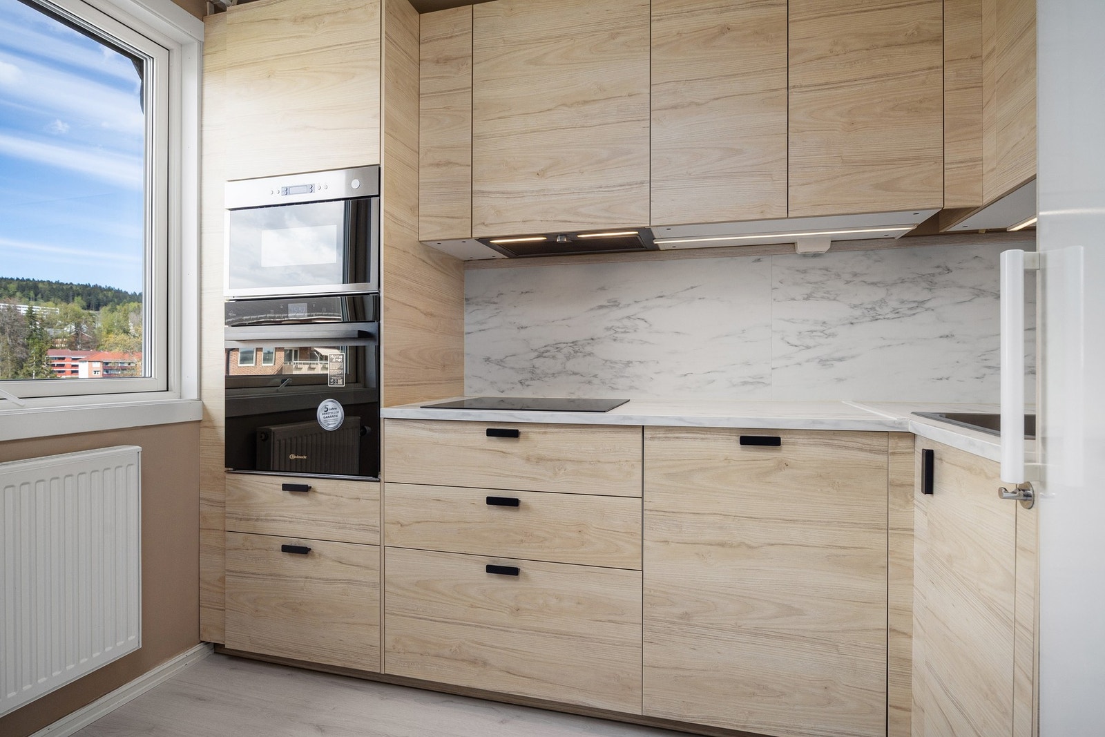 Lyst og lekkert kjøkken fra 2020 i separat rom. Galleribilde