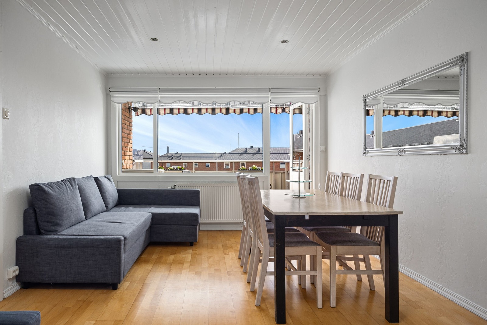 Lys og romslig stue med store vindusflater. Galleribilde