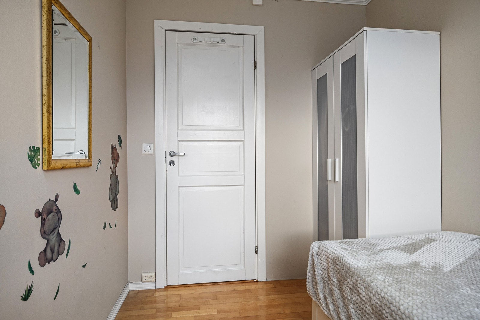 Soverom 2 med plass til seng og garderobe. Galleribilde