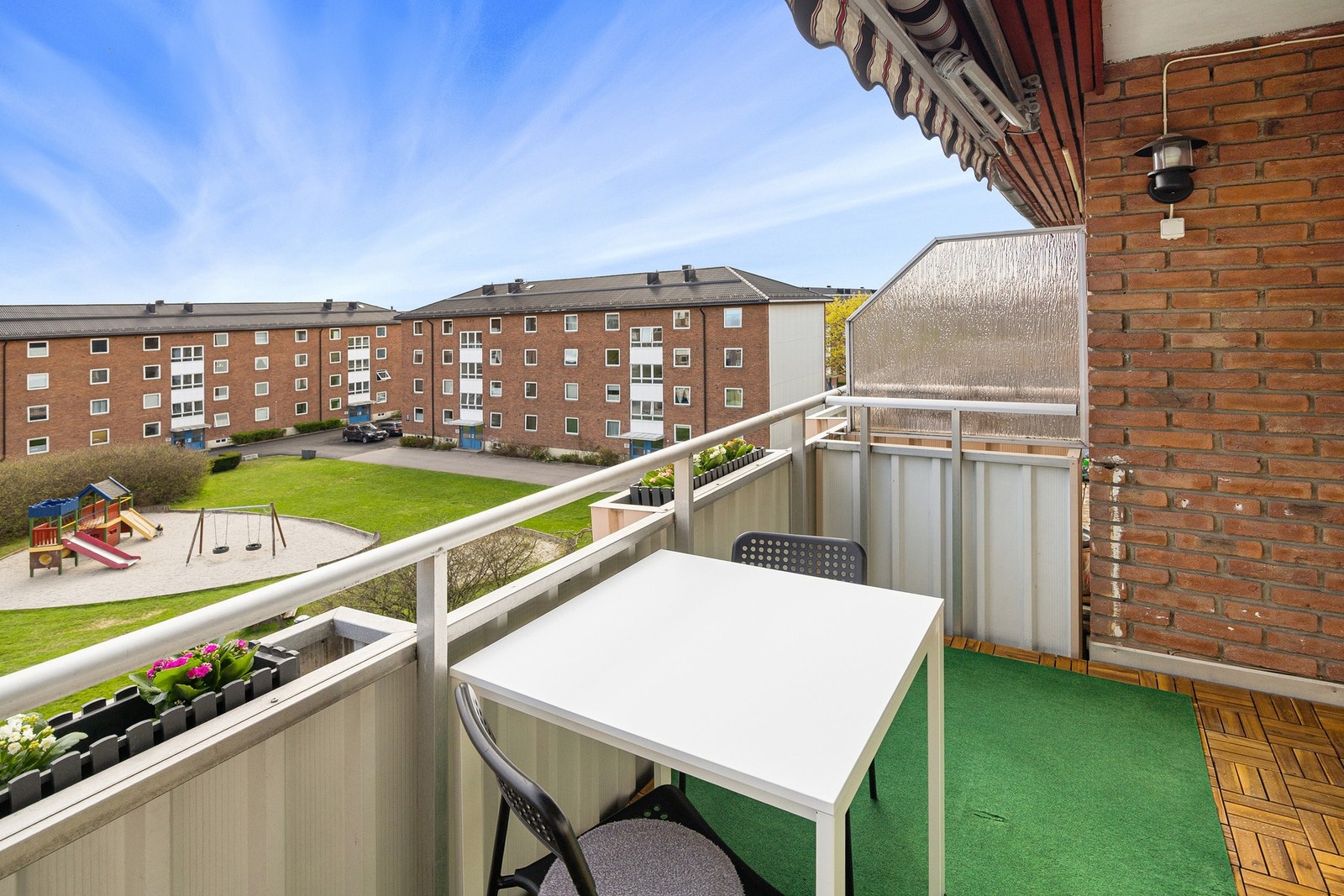 Balkongen er skjermet, med vegg på begge sidene. Galleribilde