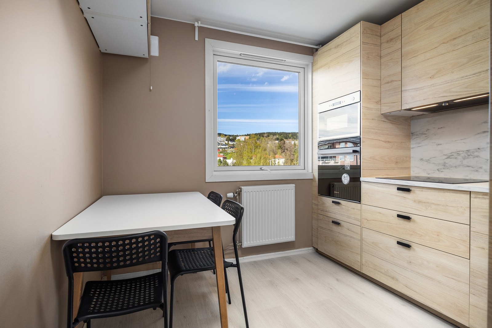 Godt med lysinnslipp til kjøkkenet. Galleribilde