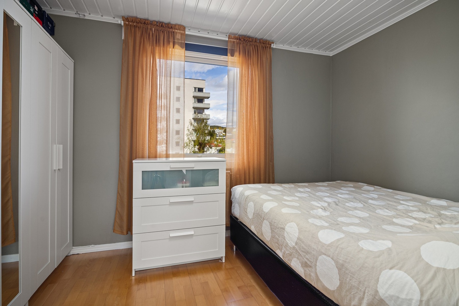 Hovedsoverom med god plass til dobbeltseng og nattbord. Galleribilde