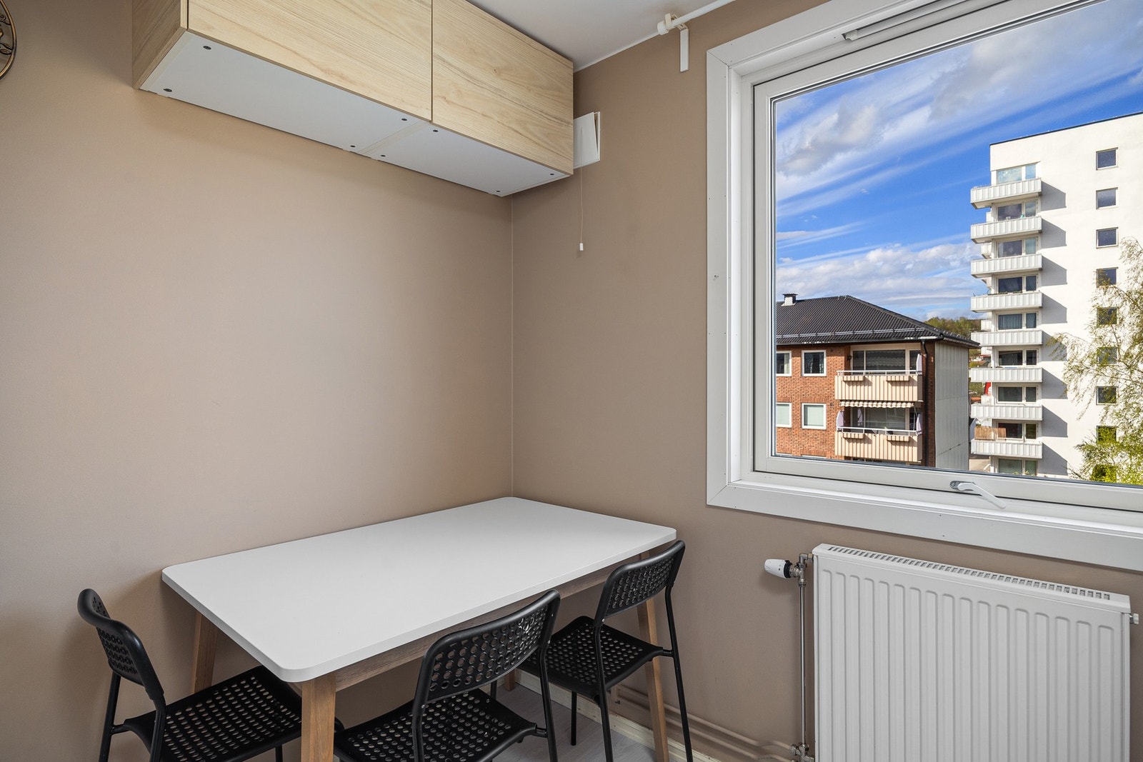 På kjøkkenet har du plass til et hyggelig frokostbord. Galleribilde