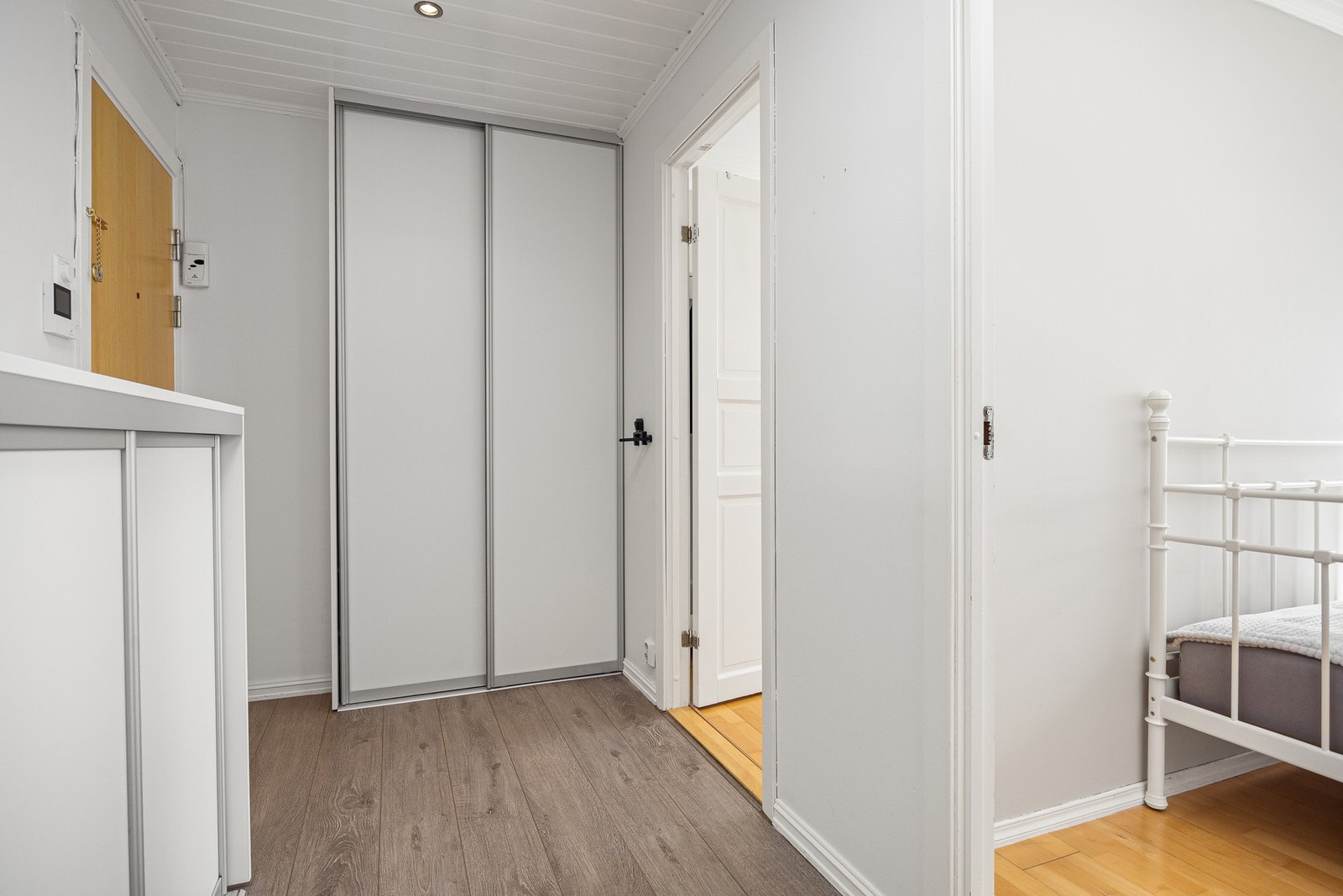 Lys og praktisk entrè med plass til oppbevaring av yttertøy i garderobeskap. Galleribilde