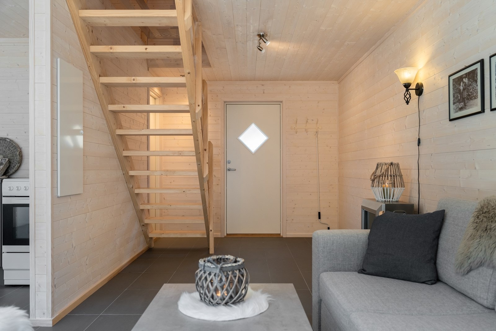 Stue m/åpen løsning til kjøkken og entrè. Galleribilde