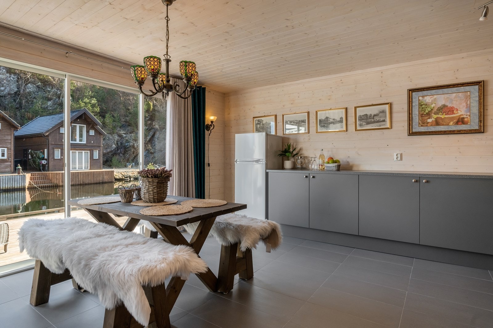 Fliser på gulv og pent trepanel på vegg/tak. Galleribilde