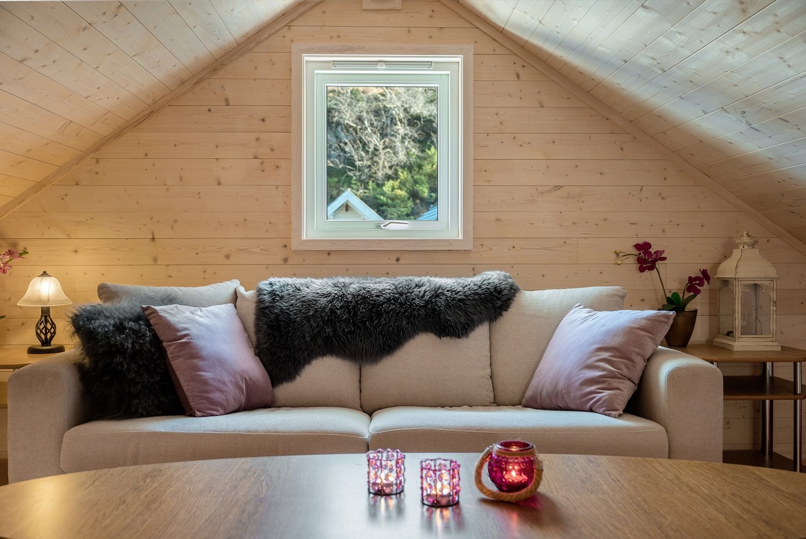 Loftsrom innredet til stue. Galleribilde