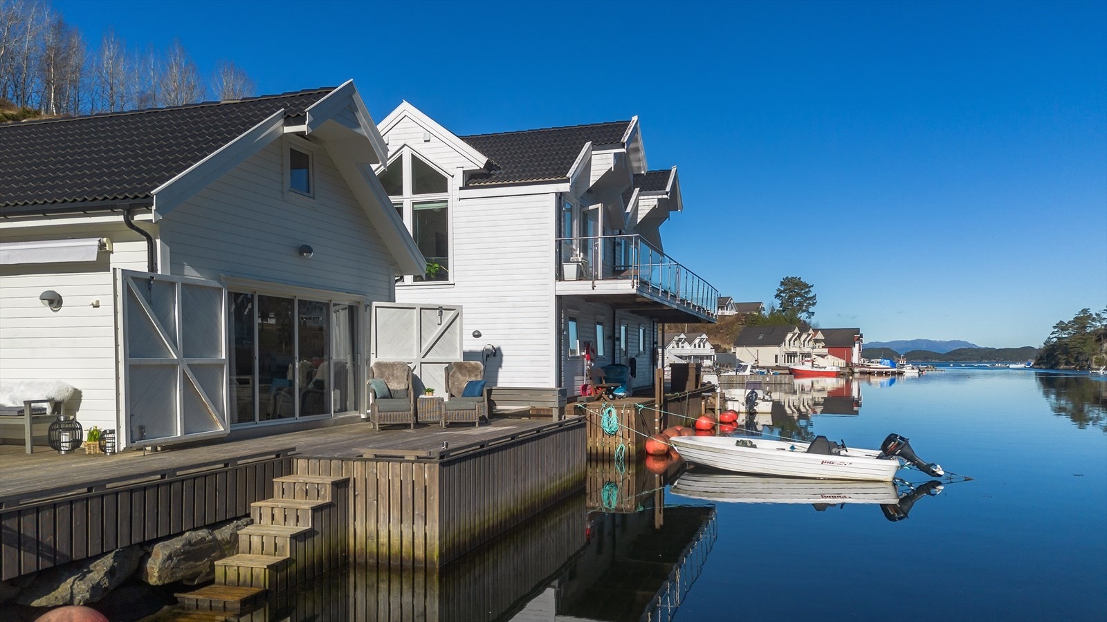 Her brygge på 6x2 meter og enkel adkomst til sjøen for bading. Galleribilde