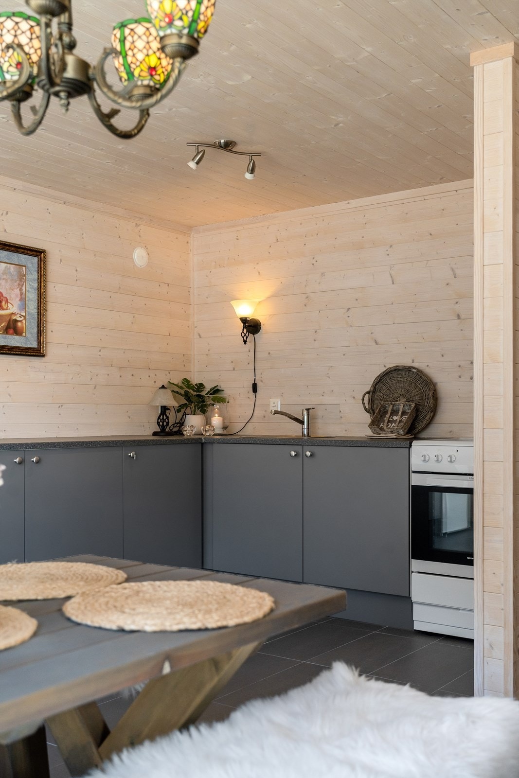 Moderne og mørk kjøkkeninnredning med god skap- og benkeplass. Galleribilde