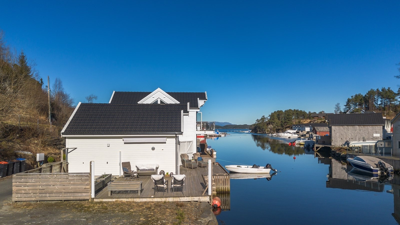 Eiendommen selges med tilhørende naust tomt. Galleribilde