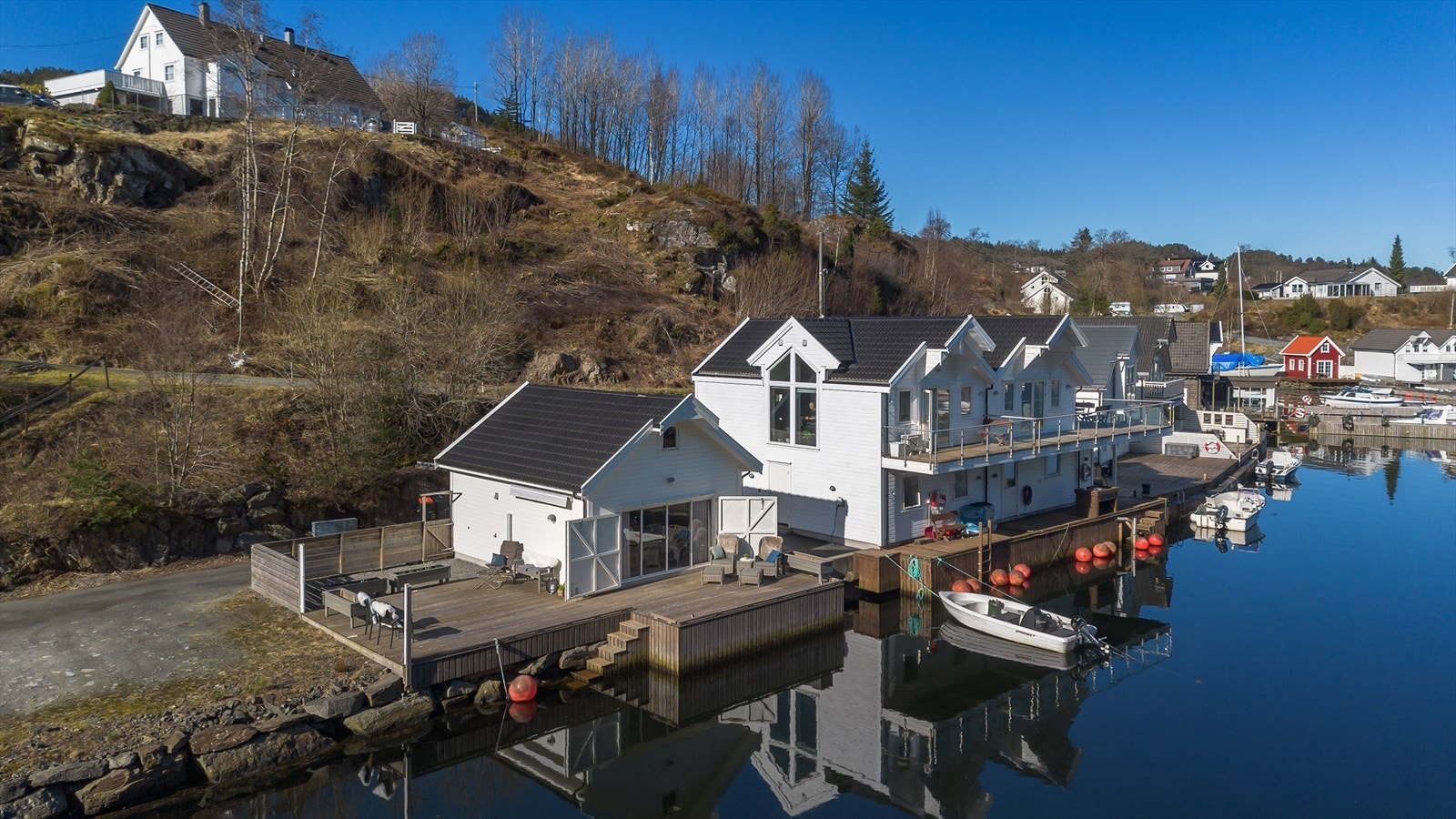 Nordvik Bolig v/Espen Bergtun har gleden av å presentere dette tiltalende naustet + naust tomt i Vestvik! Galleribilde