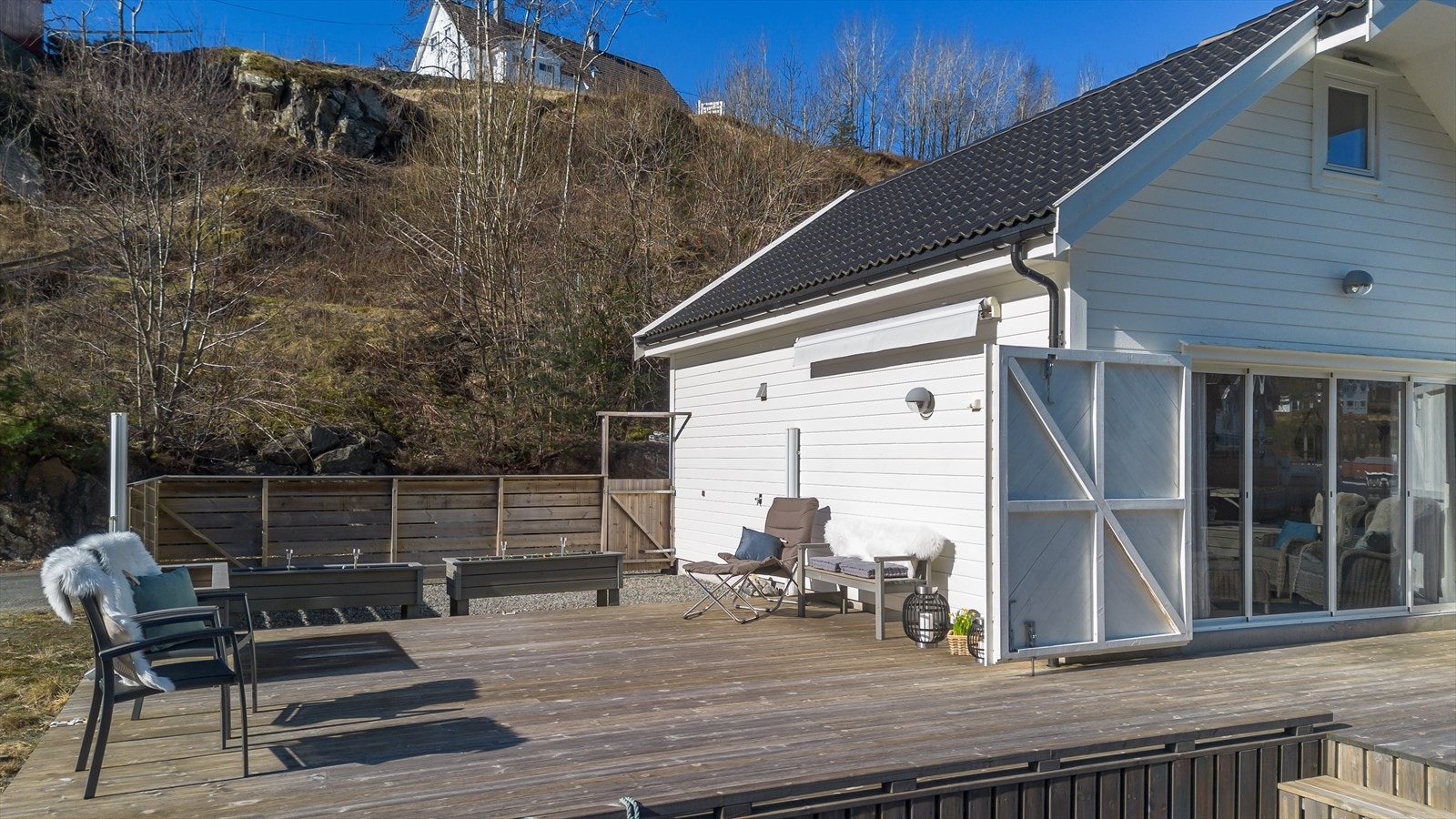 Her har en god plass til sittegruppe, grill m.m. Kjekke levegger for en skjermet utetilværelse. Galleribilde