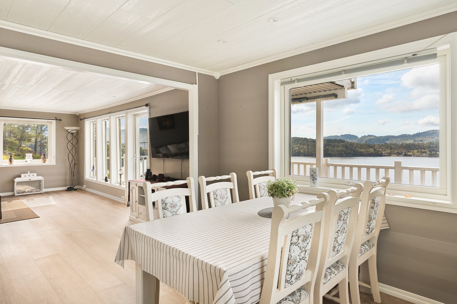 Spisesonen får en naturlig plassering i tilknytning til både stuen og kjøkkenet. Galleribilde