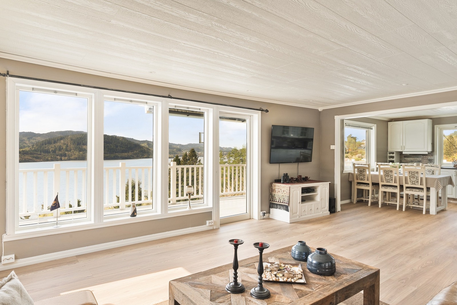 Kjernen i boligen består av en stor stue på ca. 25 kvm, med åpen kjøkkenløsning! Galleribilde