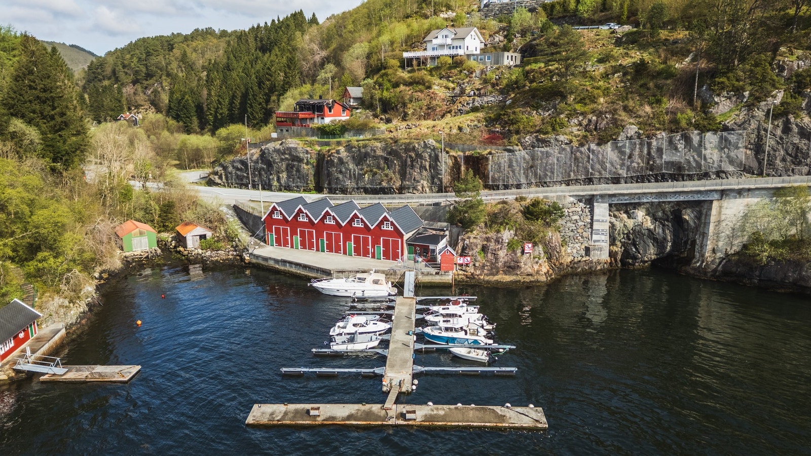 Boligen følger også med en båthavn med 15 båtplasser! De fleste plassene er leid ut, men det er tre ledige i dag. Galleribilde