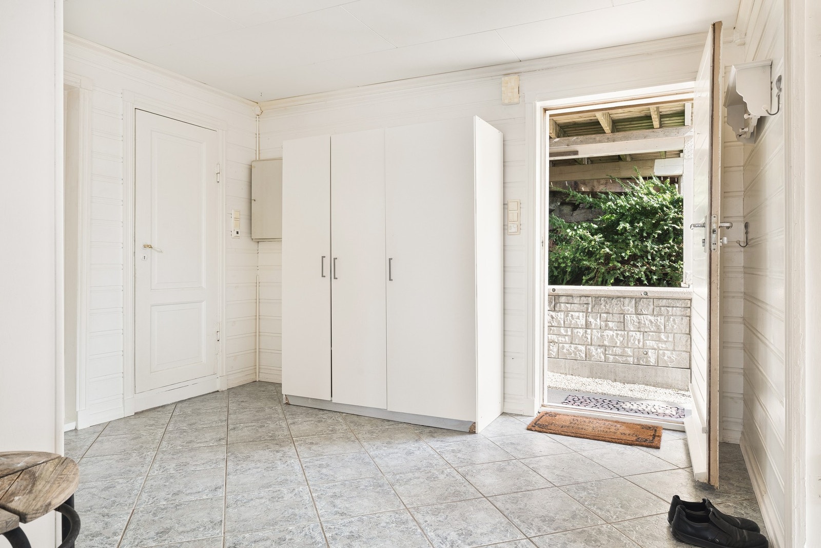 Man blir ønsket velkommen inn til en lys og romslig entré på ca. 11 kvm. Galleribilde