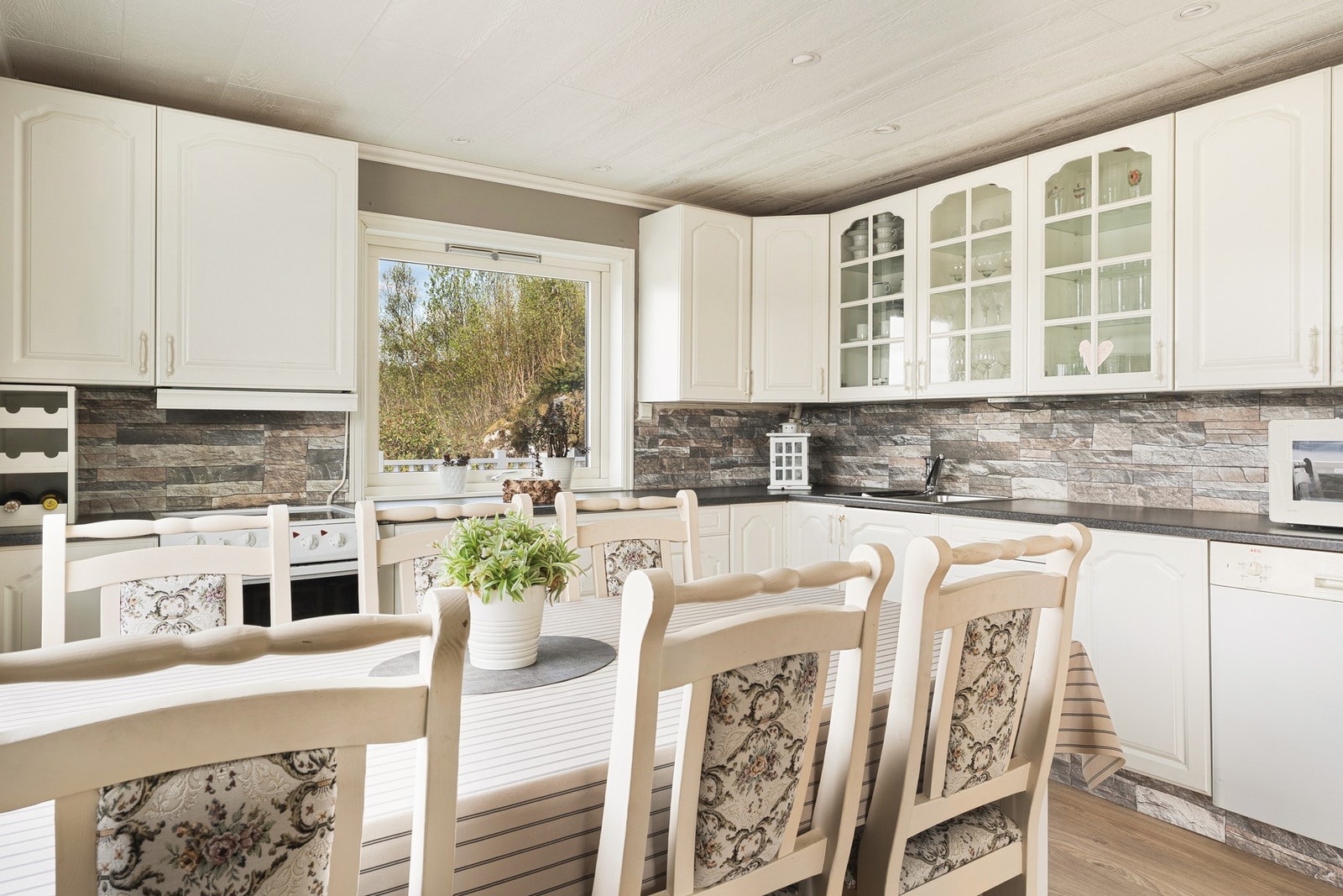 Her er det mye lagringsplass, noe som gjør det enkelt å holde en ren og pen kjøkkenbenk. Alle hvitevarene medfølger handelen. Galleribilde