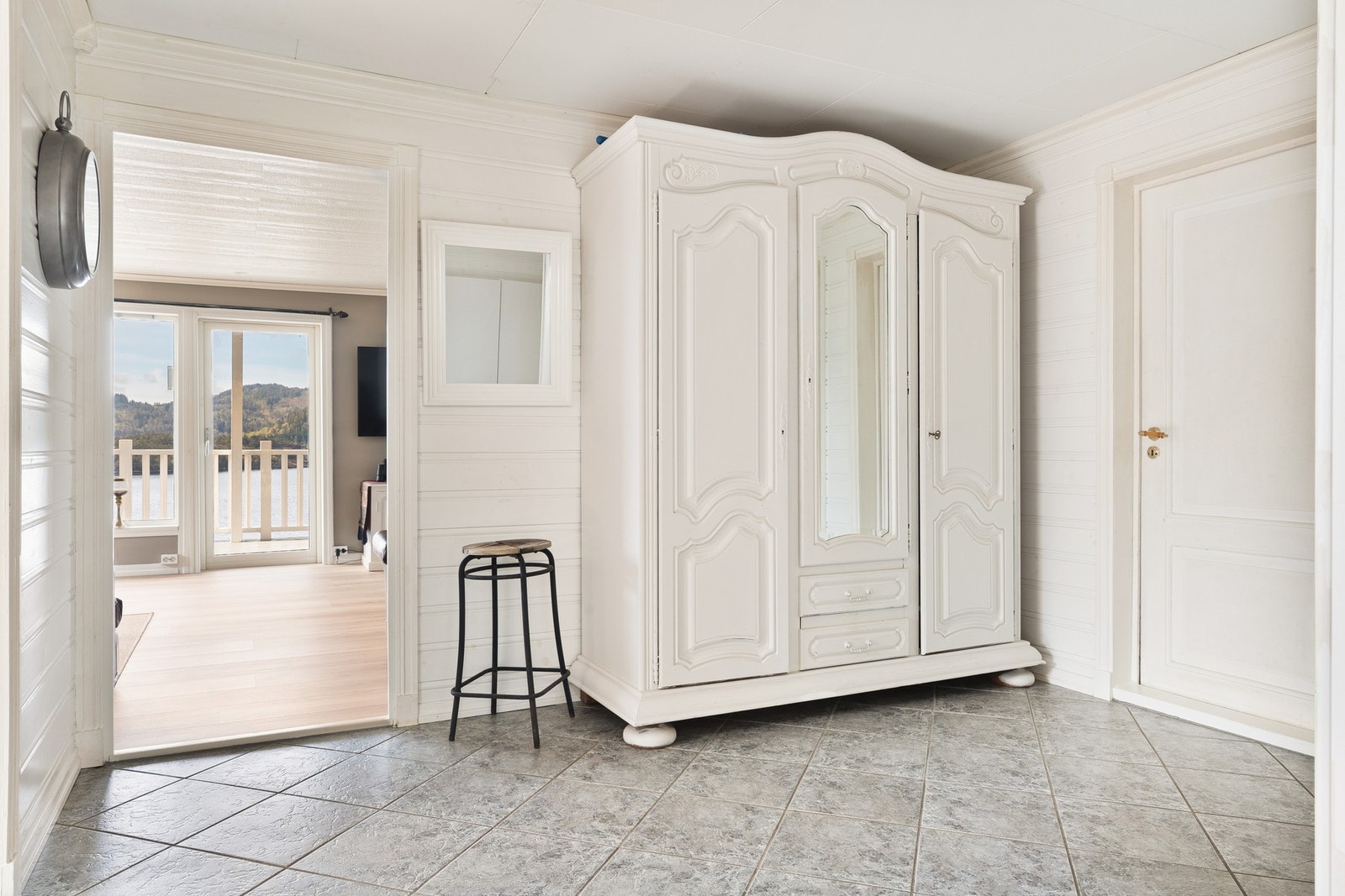 Her er det meget god plass til å henge fra seg yttertøy og sette fra seg sko. Videre forgrener entreen seg pent inn til de øvrige rommene. Galleribilde