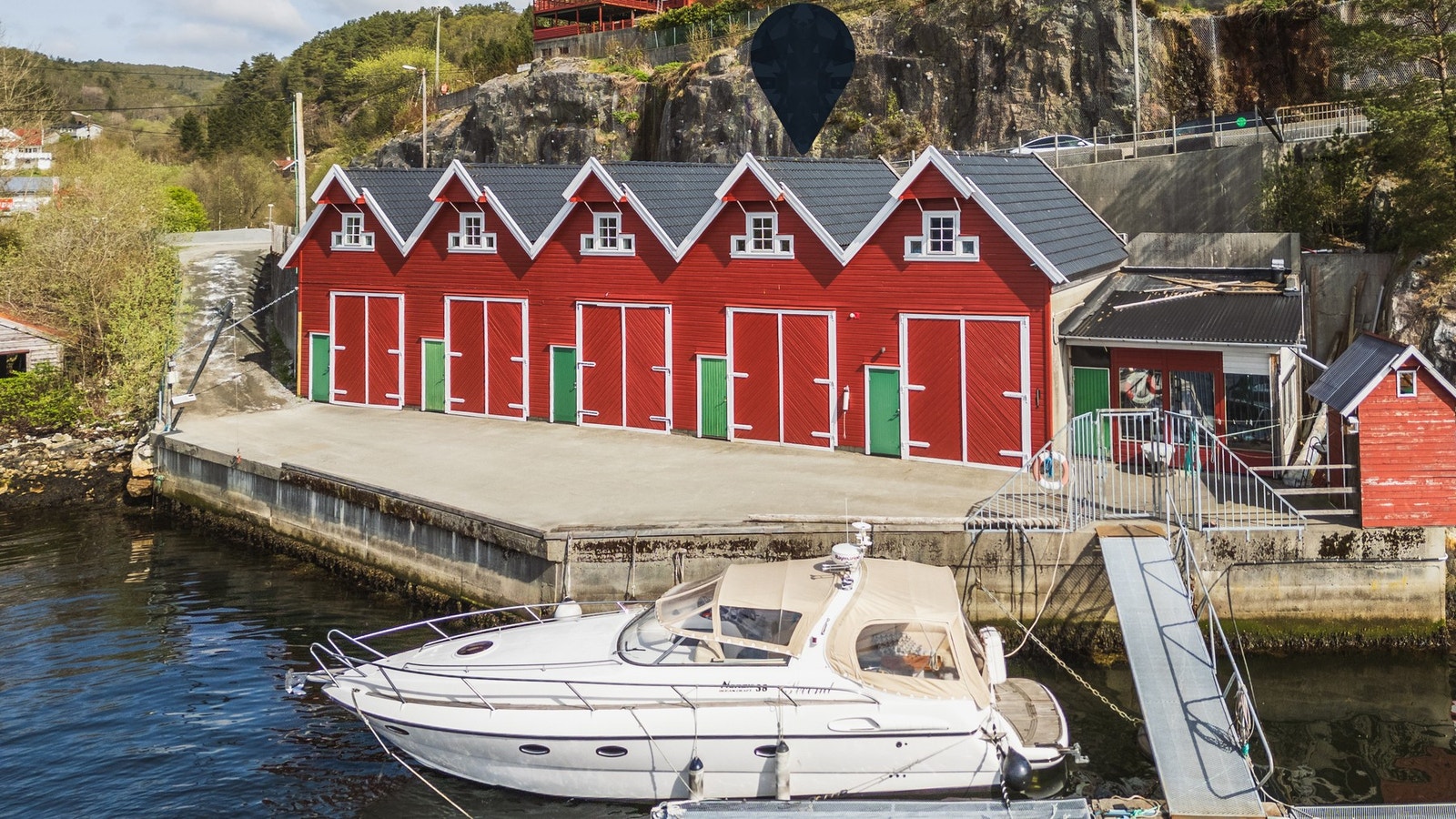 EIE | Boligen følger med et flott naust. Nummer to fra høyre. Galleribilde