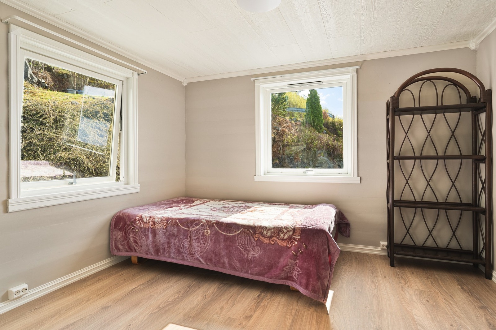 Hovedsoverommet måler ca. 10 kvm og er av meget god størrelse! Her er det plass til dobbeltseng, nattbord og en praktisk garderobeløsning. Galleribilde