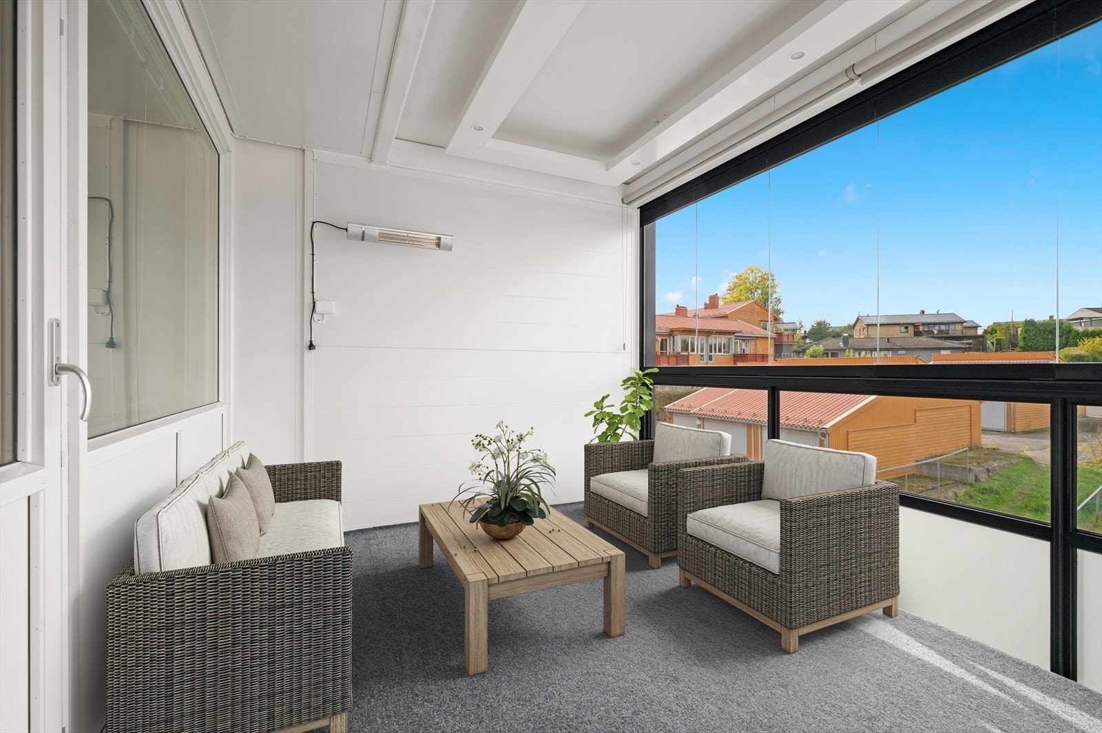Leiligheten ligger i 2. etasje med innglasset balkong Galleribilde