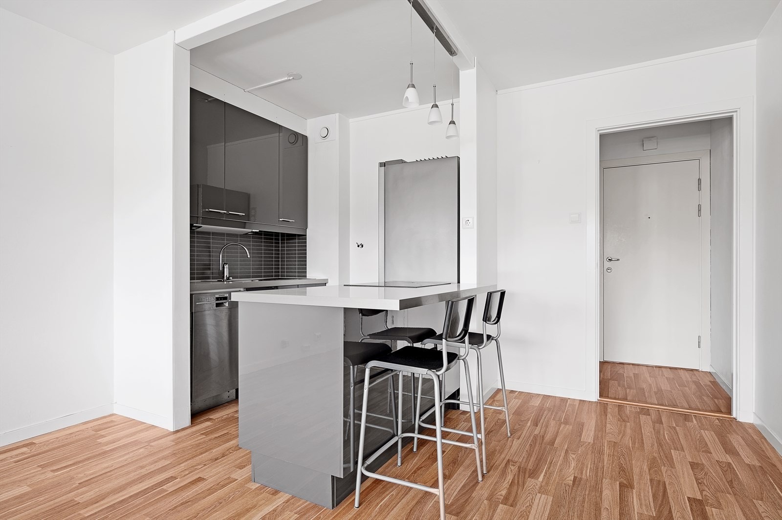Kjøkkenhjørne har høyglans IKEA kjøkkeninnredning med laminert benkeplate Galleribilde