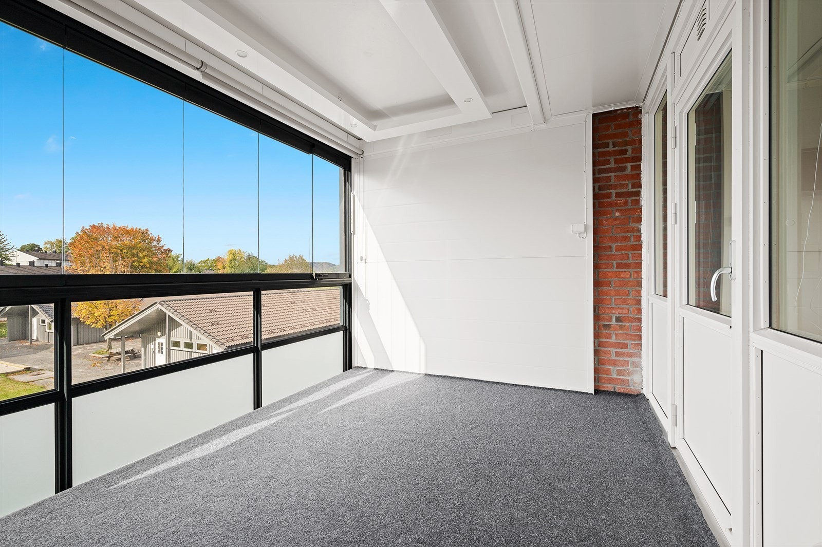 Det er gode solforhold og lite innsyn inn til balkongen Galleribilde