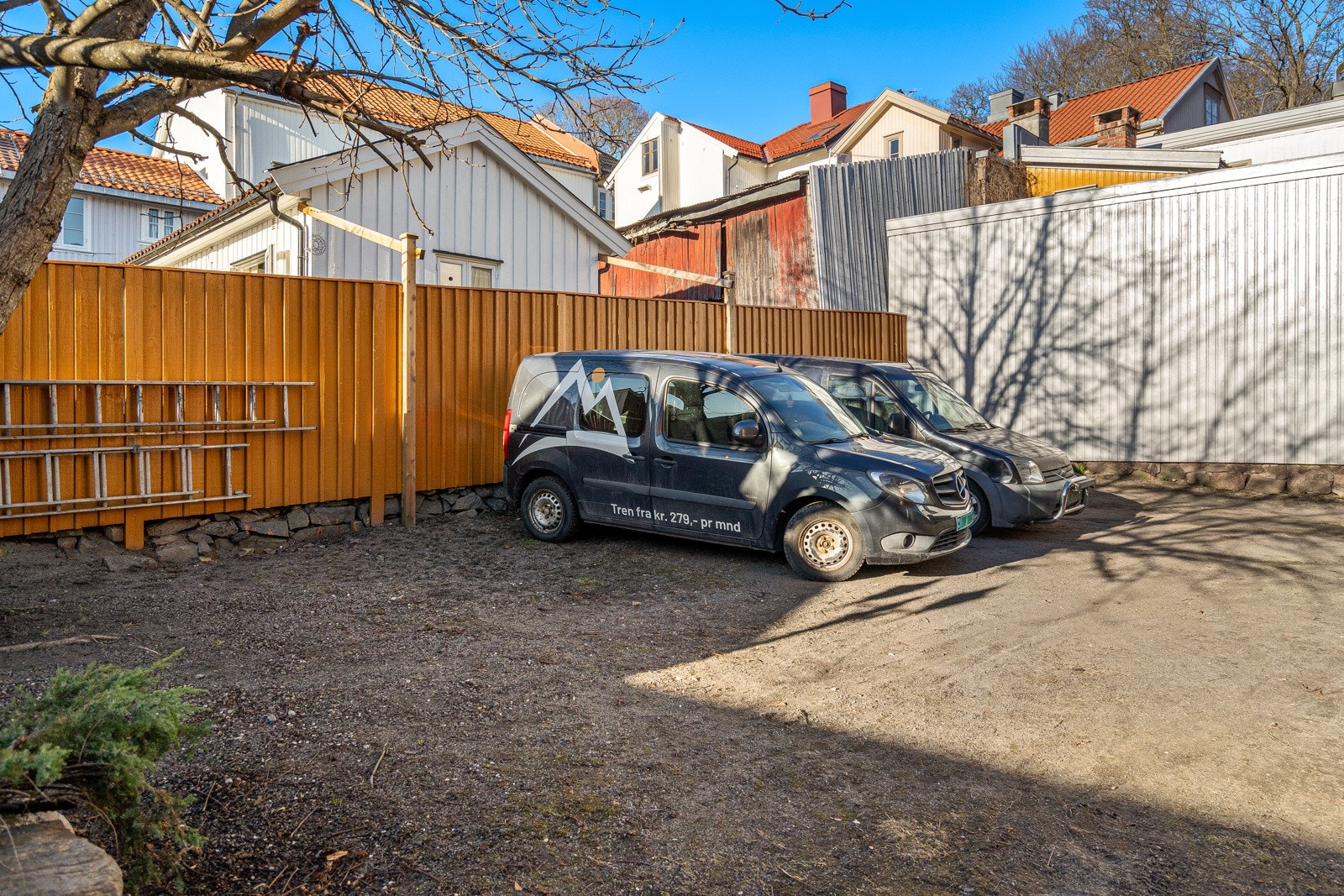 Felles parkering i bakgård. Galleribilde