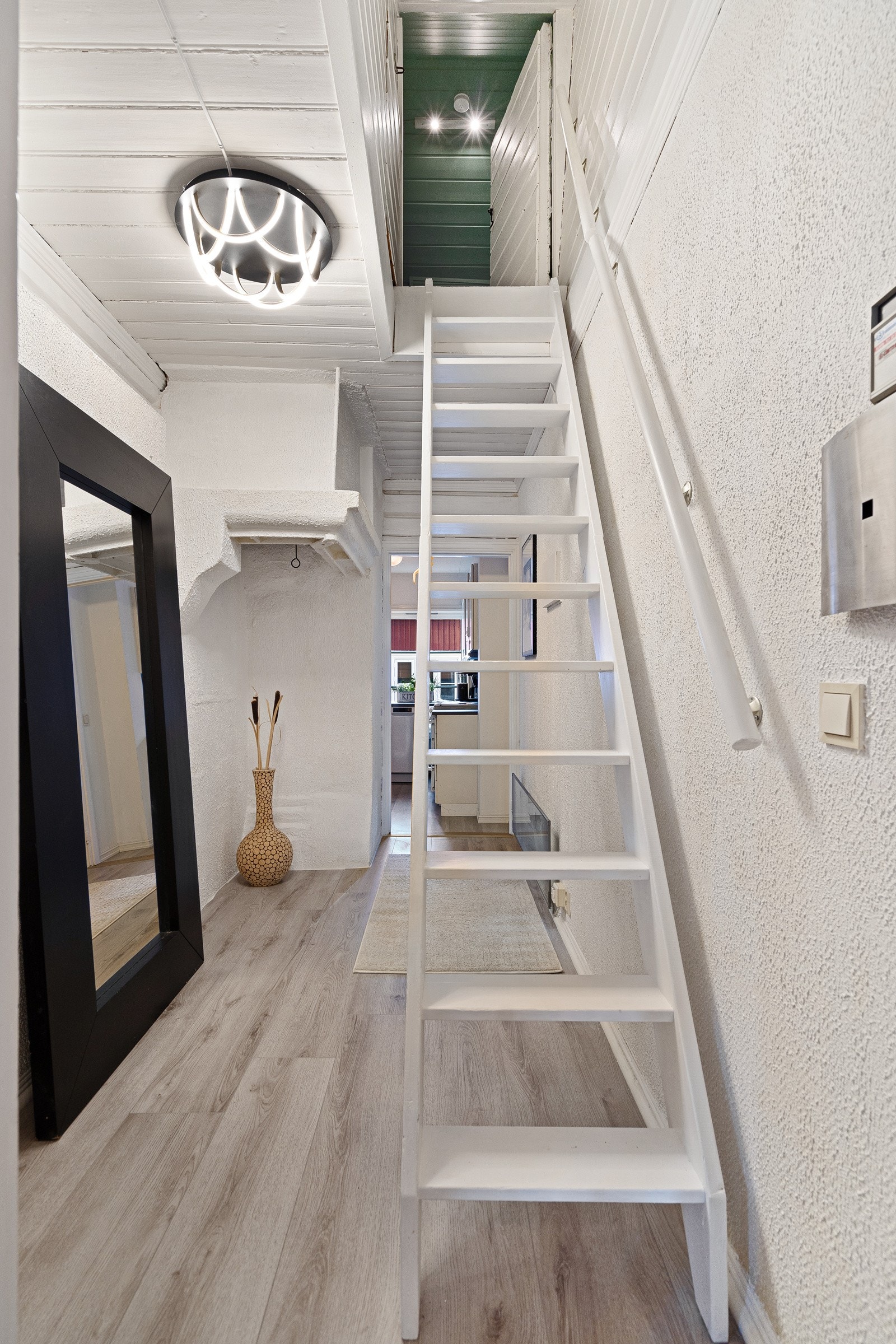 Fra entre er det trapp opp til praktisk og hyggelig innredet loft. Galleribilde