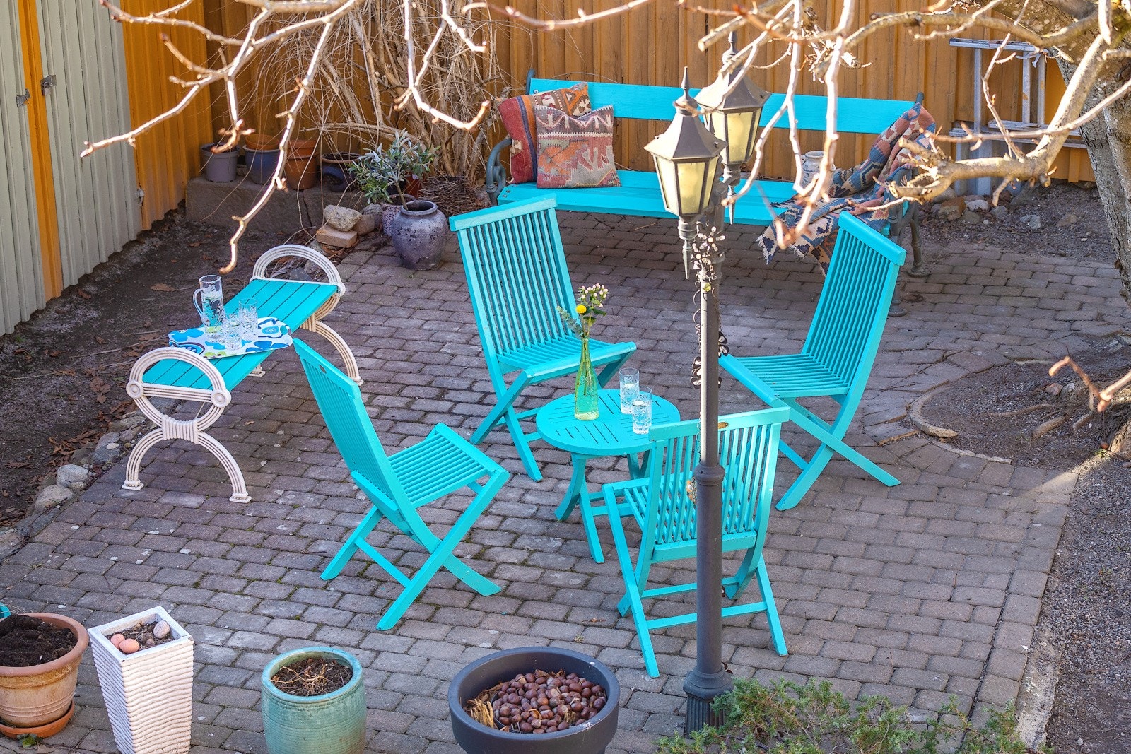 Leiligheten ligger i andre etasje i en koselig bygård fra 1890, der bakgården har trær, steinlagt uteplass og mulighet for parkering. Galleribilde