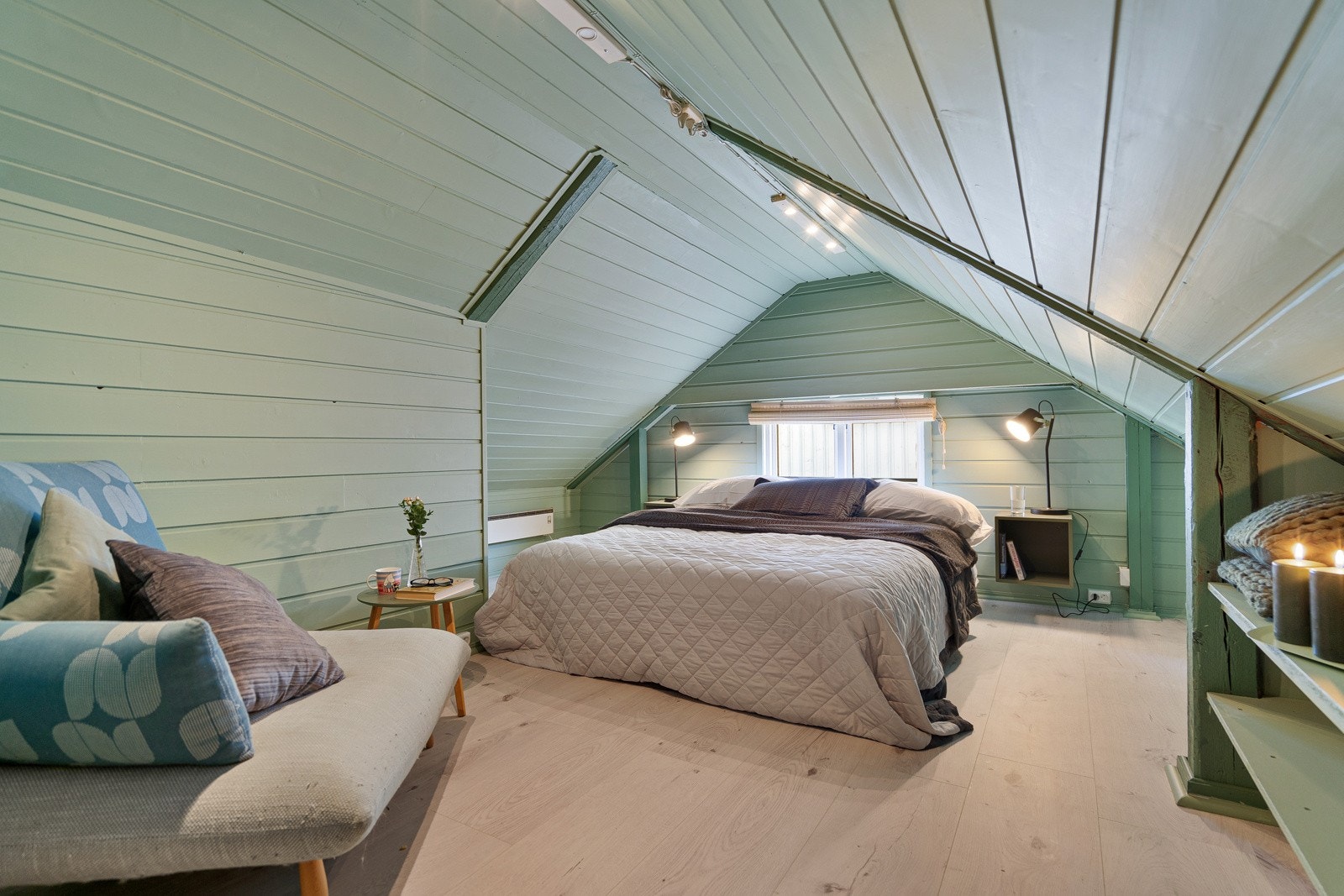 Sjarmerende loftsetasje - arealet er godt utnyttet med plassbygde hyller. Galleribilde