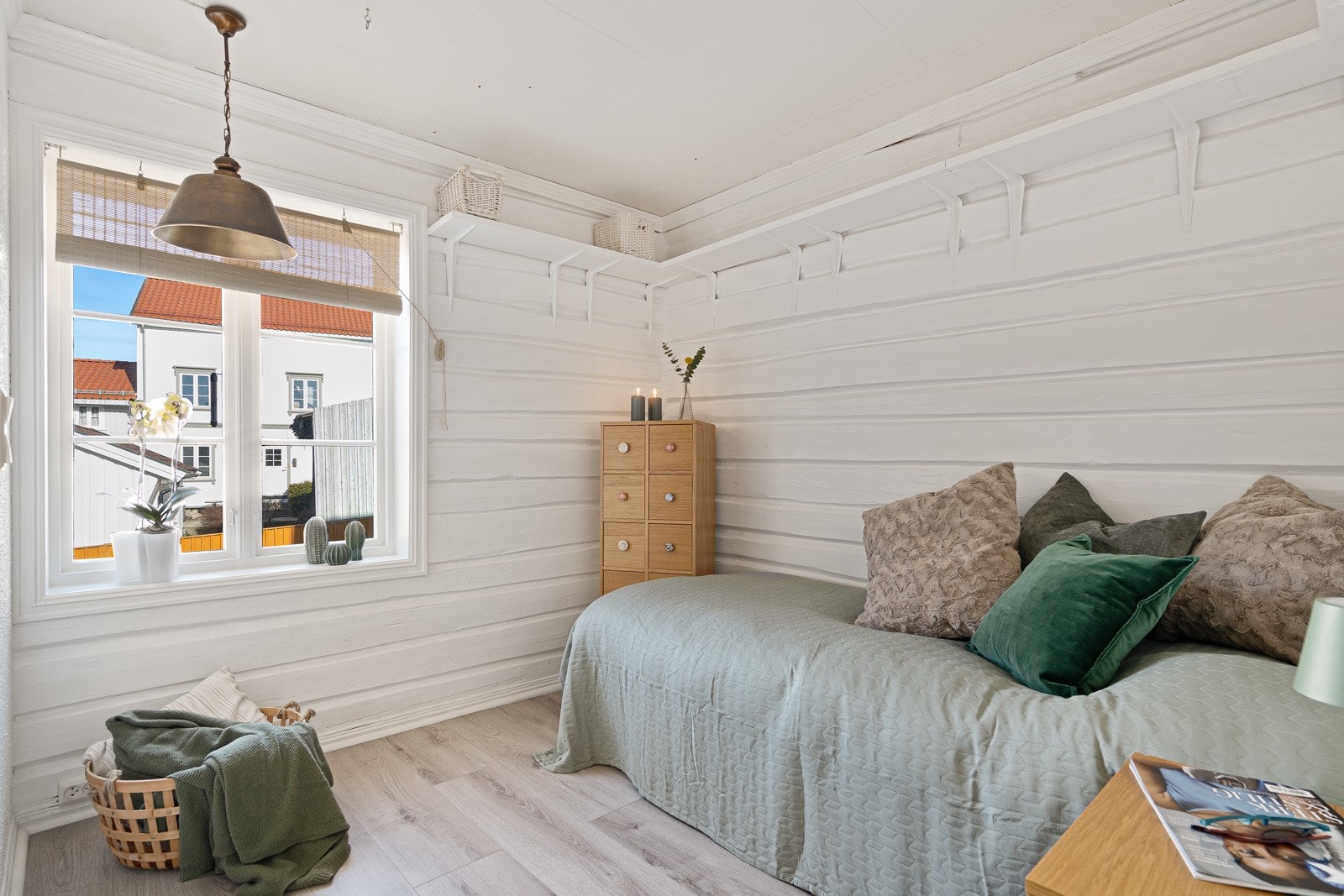 Sjarmerende soverom med inngang fra stuen. Galleribilde