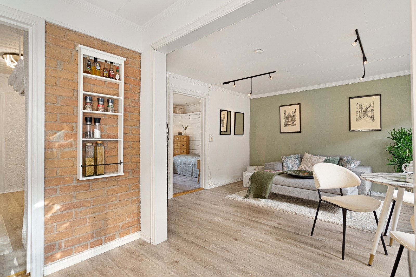 Velkommen til Prestegaten 8, en lys, trivelig og arealeffektiv 2-roms selveierleilighet over to etasjer. Galleribilde