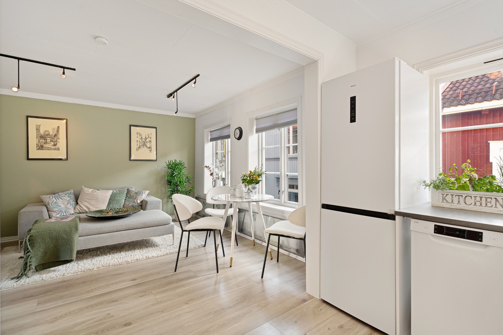 Stuen ligger i åpen løsning mot kjøkkenet. Sammen skaper de et åpent og innbydende allrom, med godt lysinnslipp via store krysspostvinduer mot gaten. Galleribilde