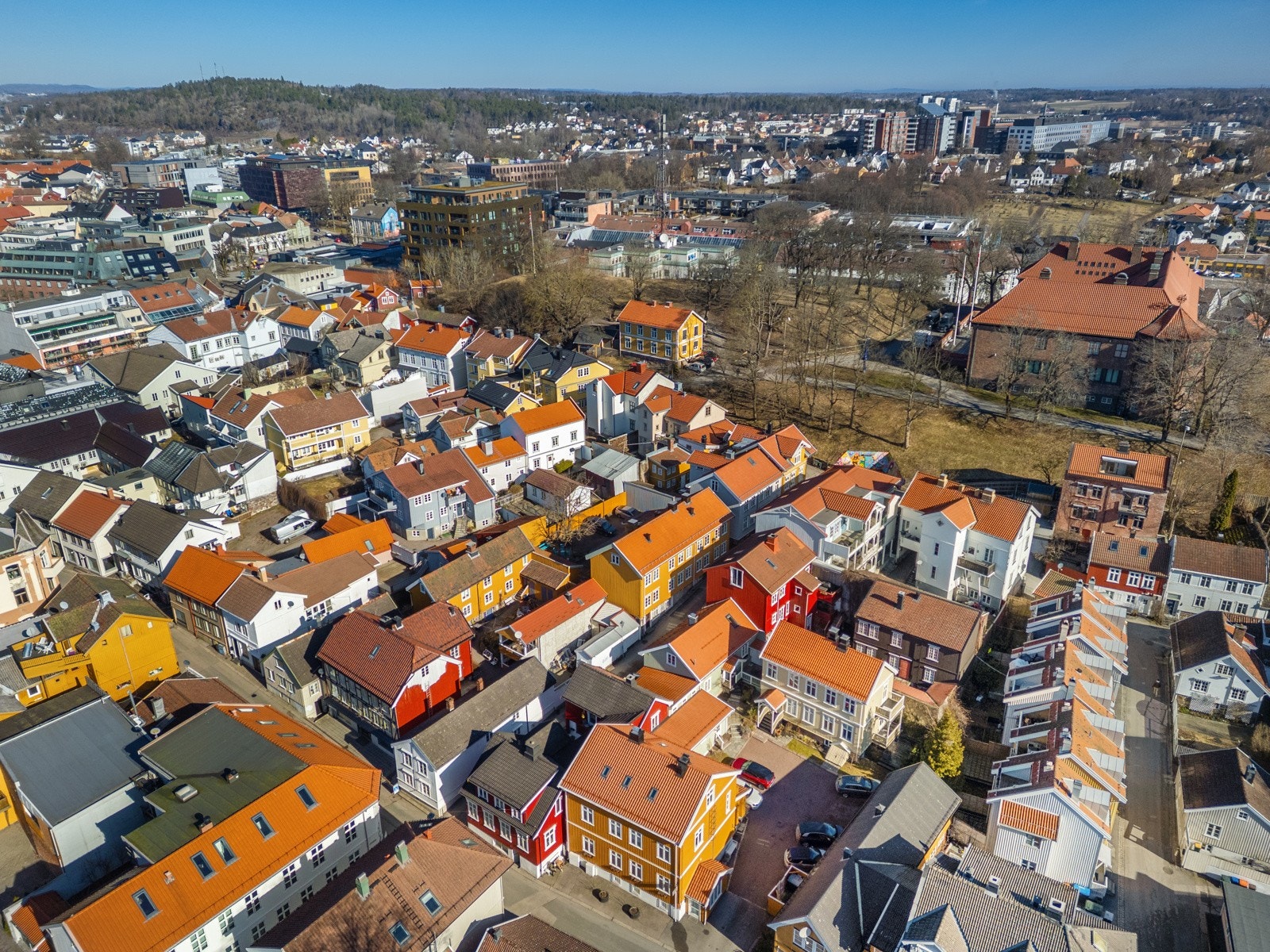 Prestegaten går fra Langbrua ved kanalen nedenfor Nedre Langgate og opp til Graabrødregaten ved Haugar. Galleribilde