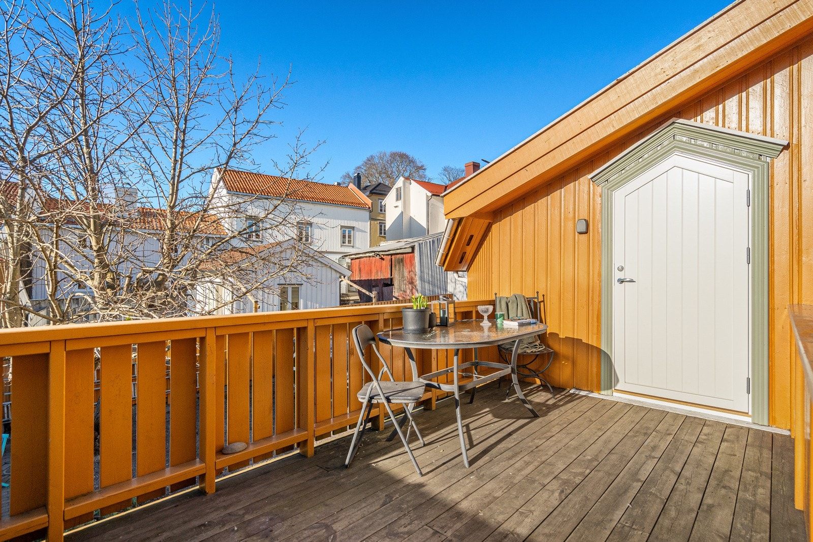 I andre etasje finner man en felles balkong med fint utsyn over nabolaget. Galleribilde