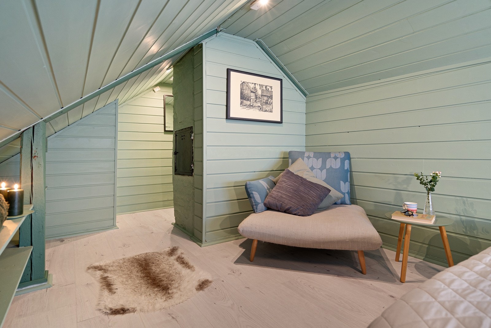 Loftsrommet er i dag brukt som soverom. Opplyser om at dette ikke er godkjent som oppholdsrom. Galleribilde