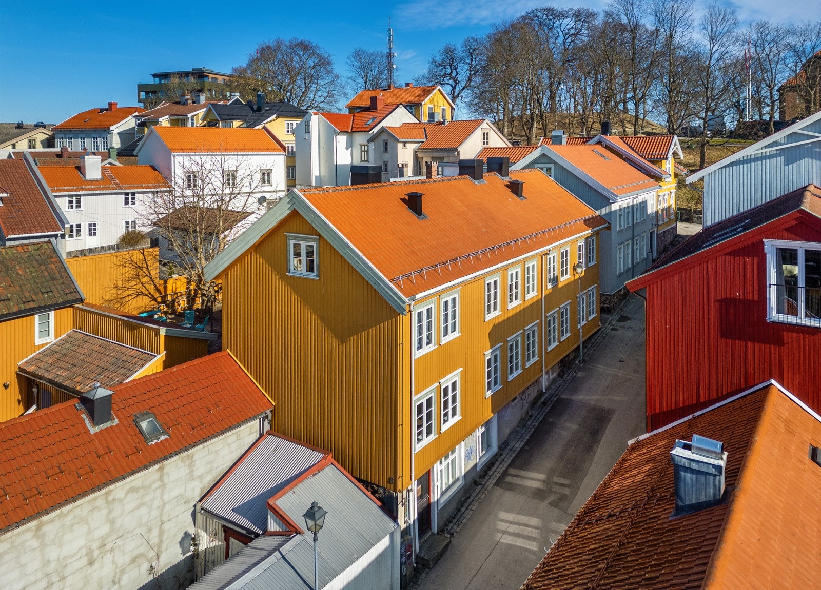 Leiligheten ligger i koselige Prestegaten, et svært sentralt og attraktivt boligområde i Tønsberg sentrum. Nabolaget består av en rekke sjarmerende og godt bevarte bygninger fra 1800-tallet. Galleribilde