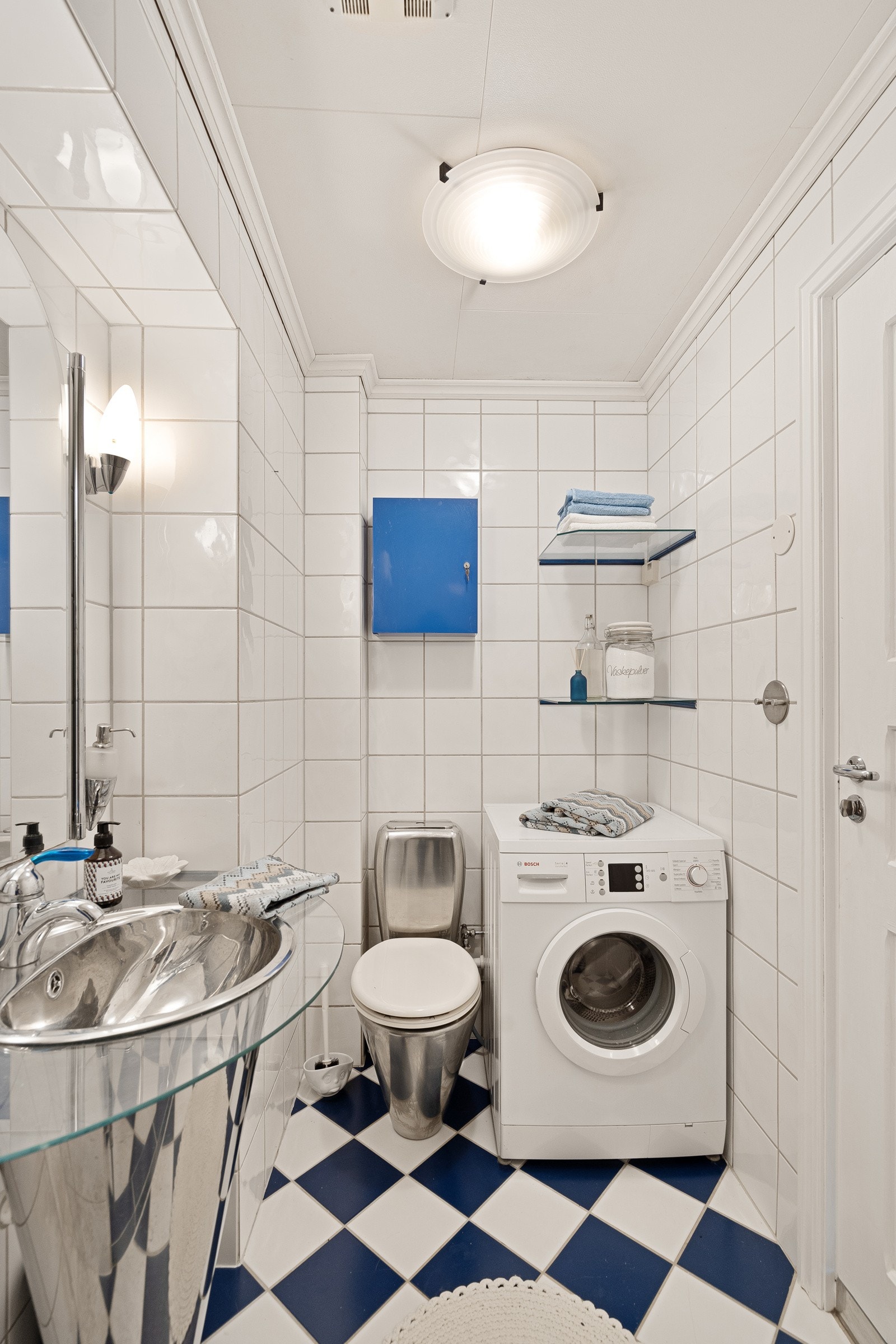 Varmekabler er installert, og badet har sølvfarget toalett, opplegg for vaskemaskin og et åpent dusjhjørne. Galleribilde